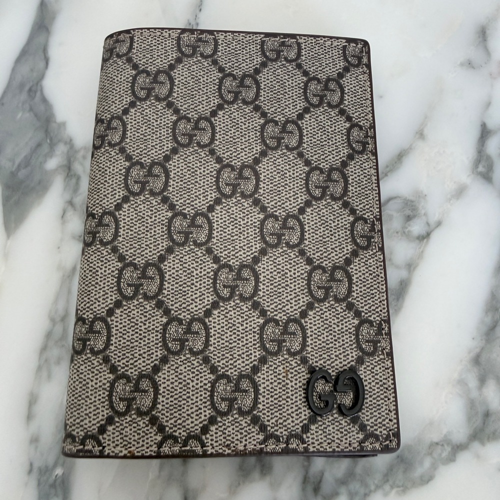 Gucci GG Supreme Canvas Bifold Passport Case Wallet Brown 795229